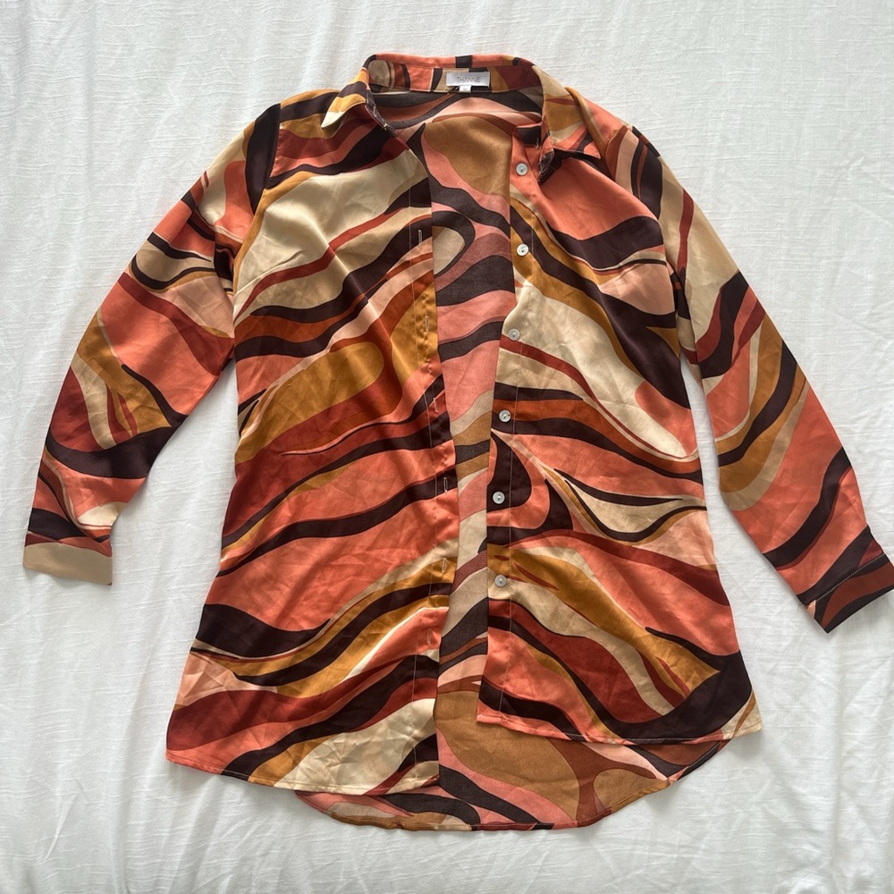 Verge Girl - retro print long line satin button down 🕺🏼